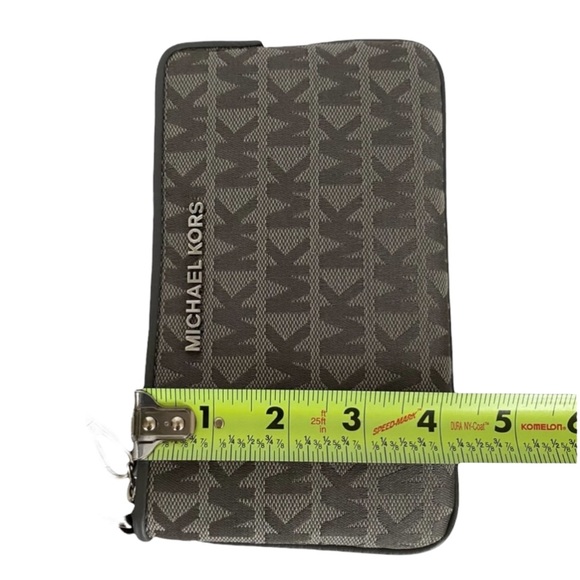 Michael Kors Jet Set Travel Signature Gray Wristlet - Picture 7 of 11